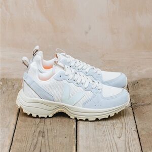 Veja Venturi Sneaker in Light Blue